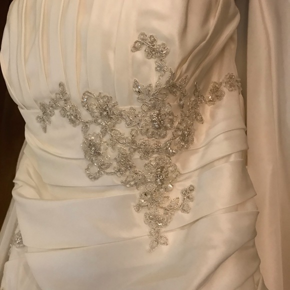 Never worn and/or altered wedding dress - Picture 2 of 8